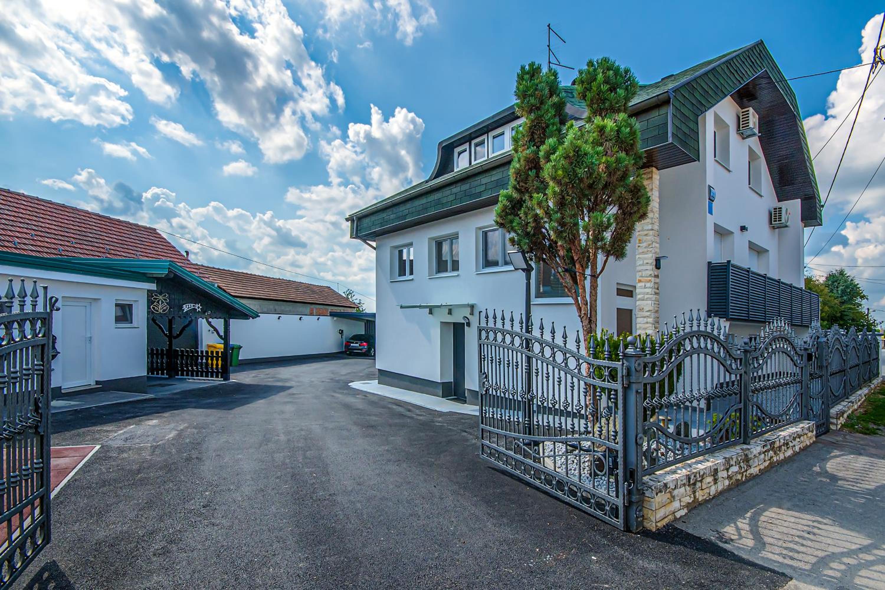 Hotel Holiday Home Crux