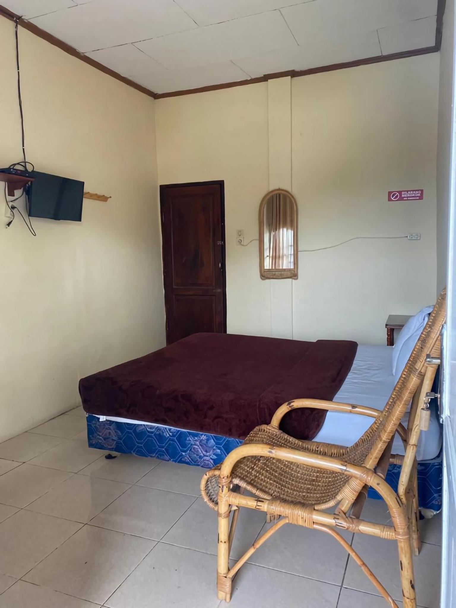 RON'S Guest House Berastagi view 2