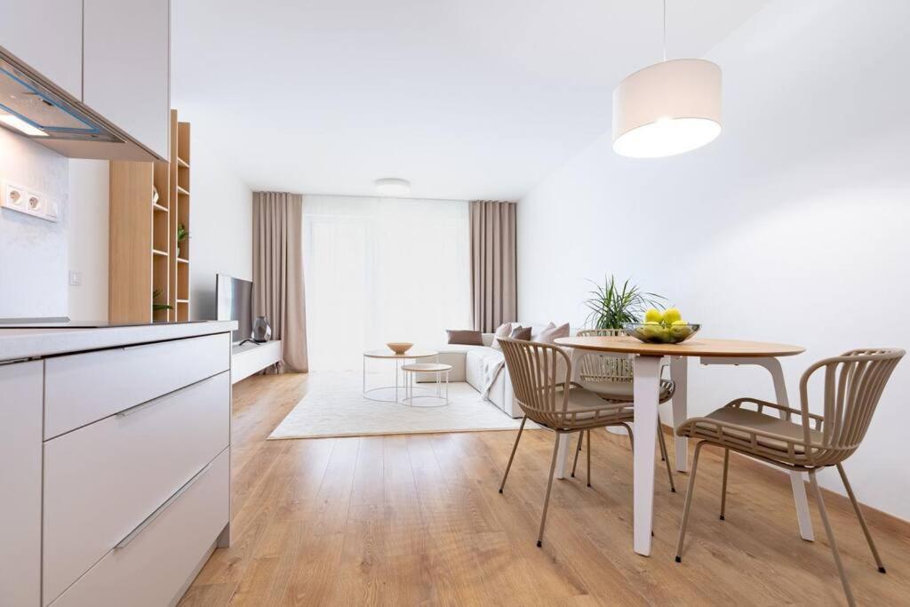 Apartmán Al-Garden s private garage parking free, 5 min pešo do centra