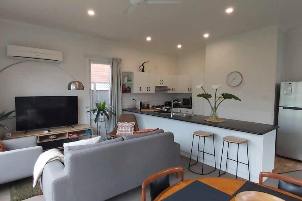 Beautiful Victorian Home + 3Br + Modern + Peaceful