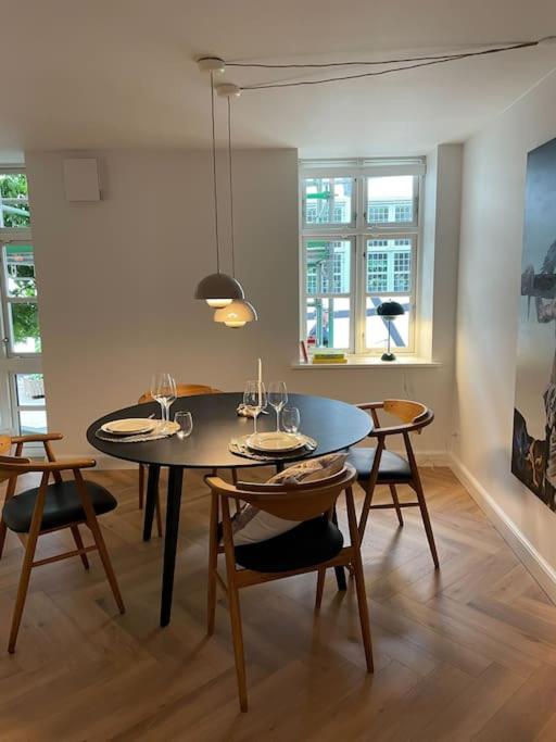 Nyrenoveret charmerende lejlighed i Odense C!