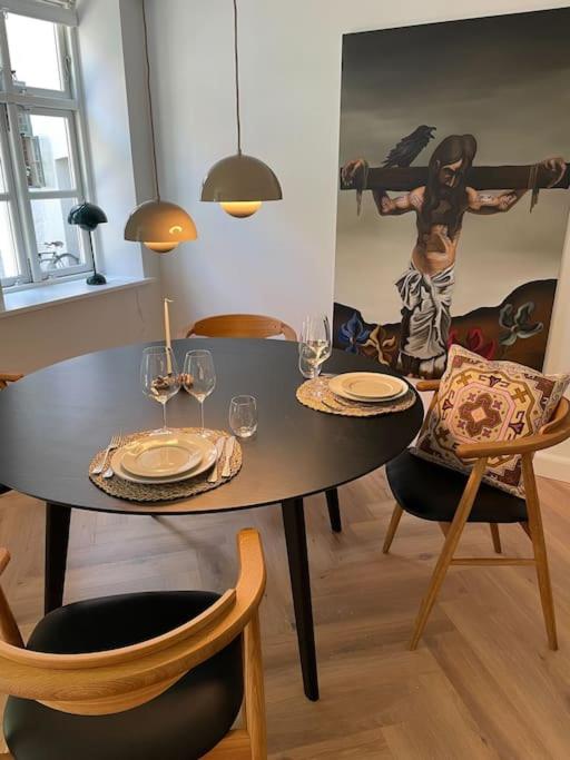 Nyrenoveret charmerende lejlighed i Odense C!