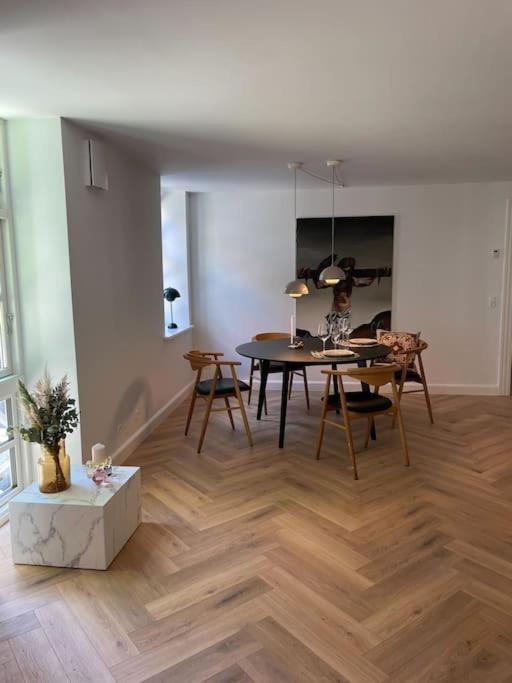 Nyrenoveret charmerende lejlighed i Odense C!