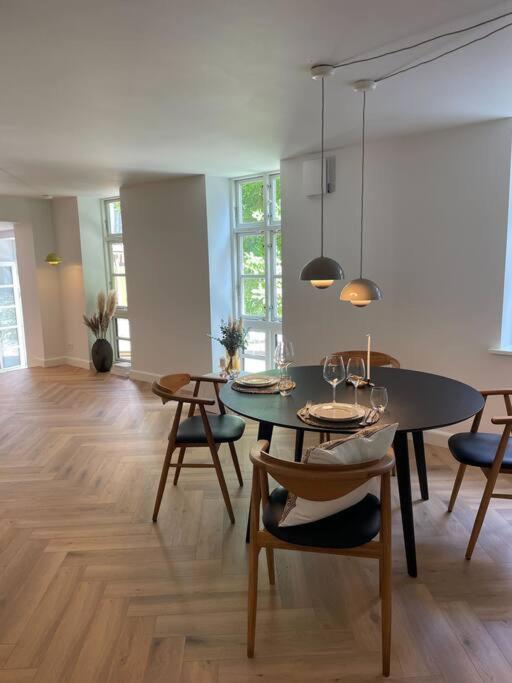 Nyrenoveret charmerende lejlighed i Odense C!