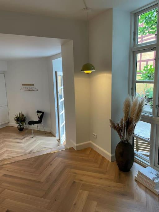 Nyrenoveret charmerende lejlighed i Odense C!