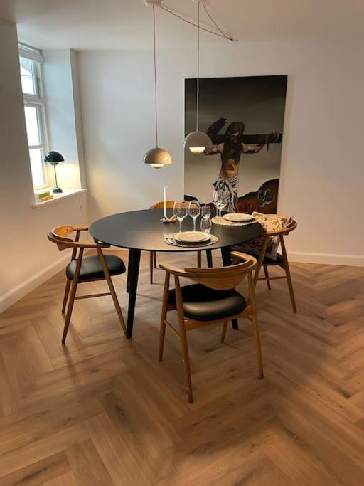 Nyrenoveret charmerende lejlighed i Odense C!