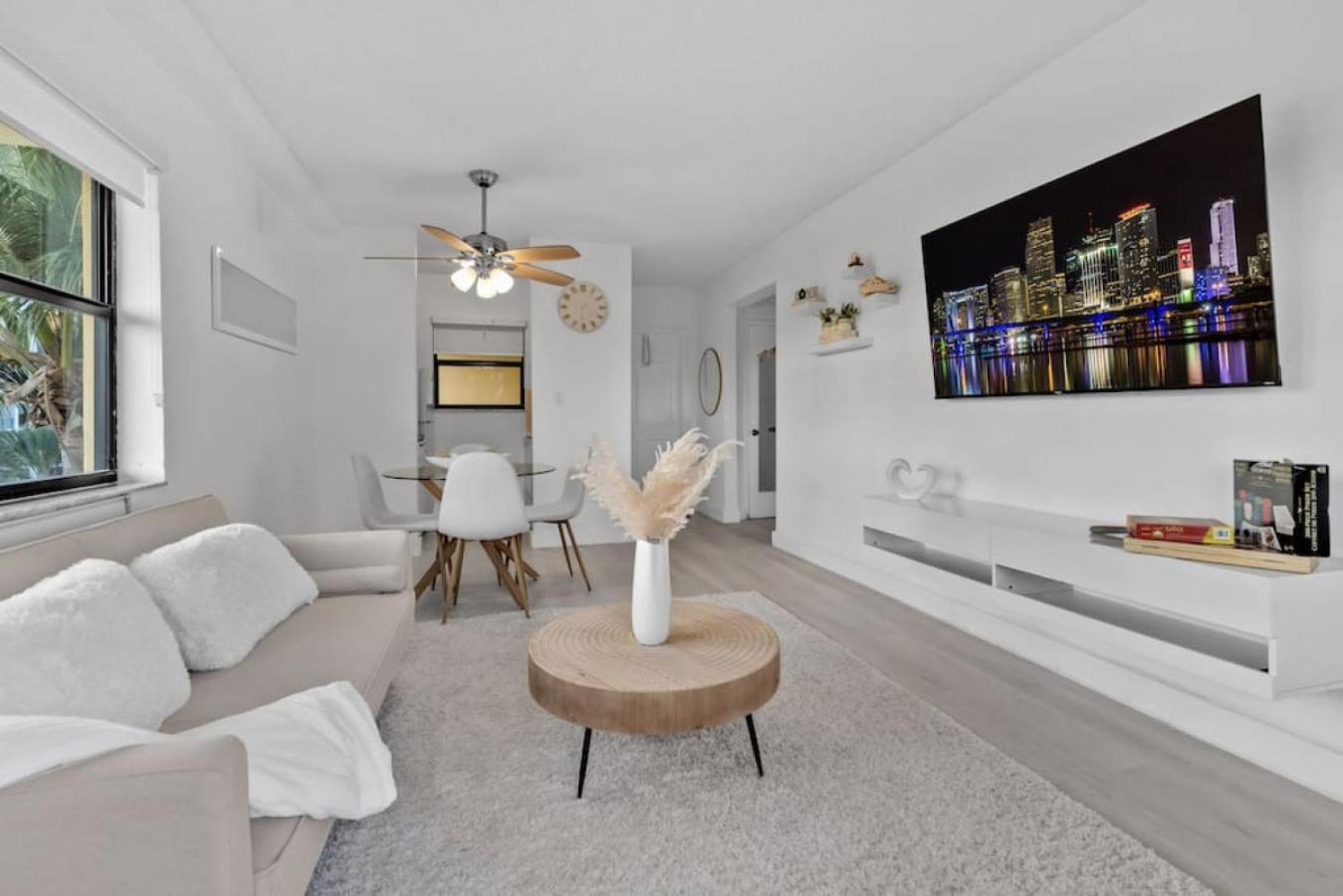 Hollywood Beachfront Apartment