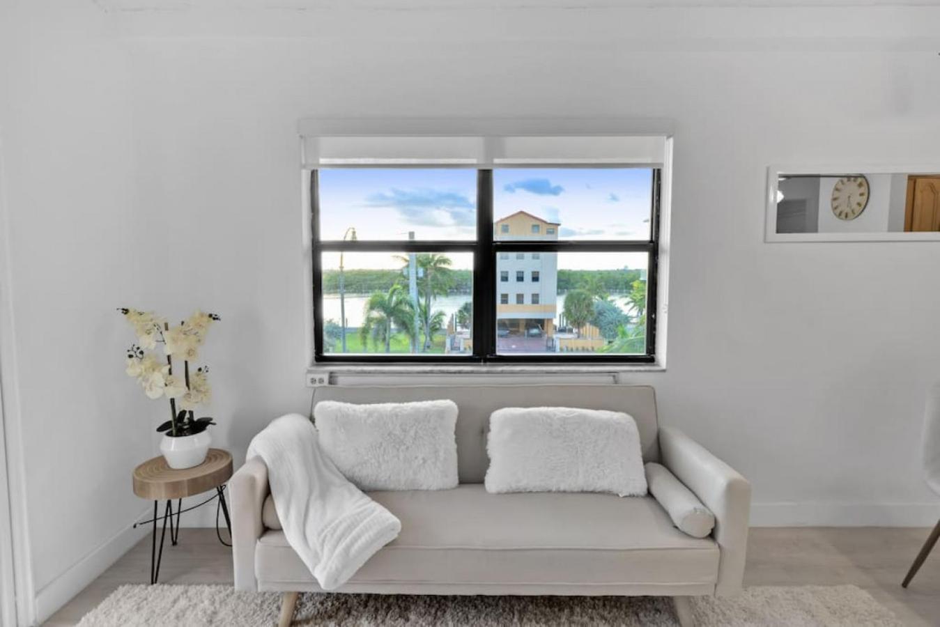 Hollywood Beachfront Apartment