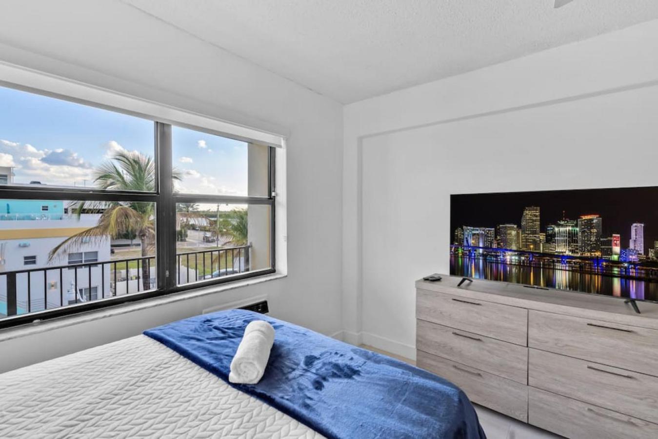 Hollywood Beachfront Apartment