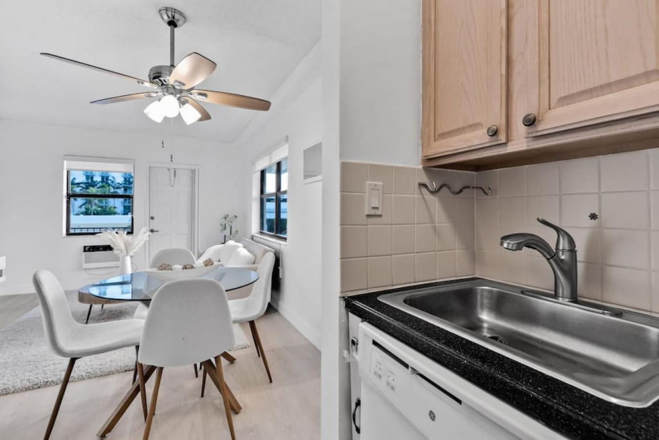 Hollywood Beachfront Apartment