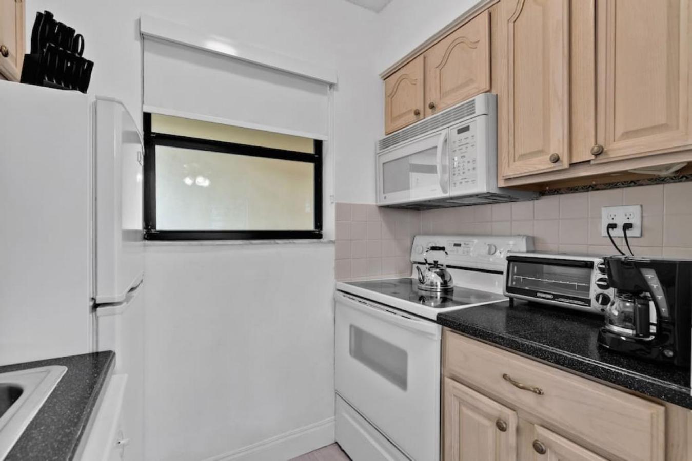 Hollywood Beachfront Apartment
