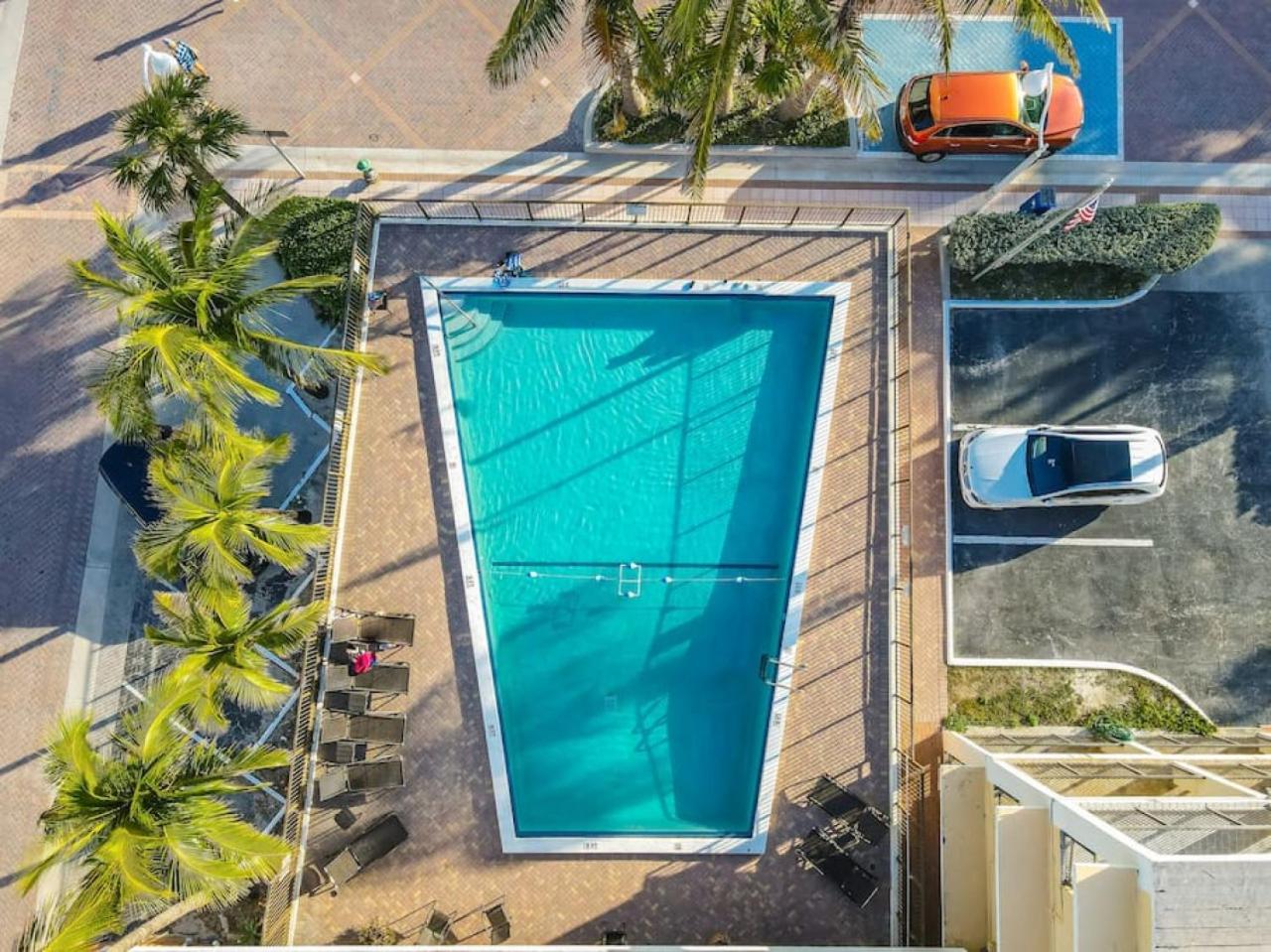 Hollywood Beachfront Apartment
