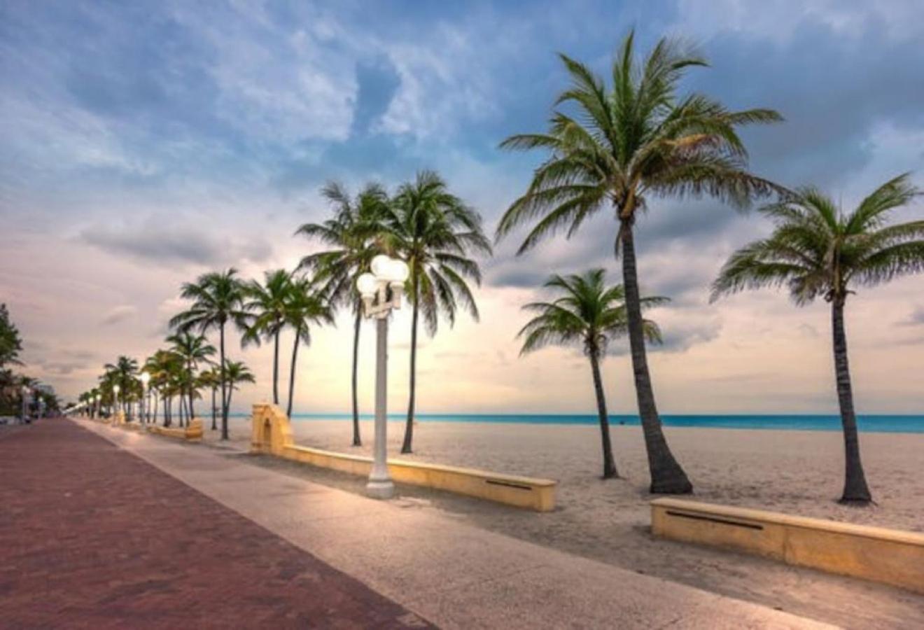 Hollywood Beachfront Apartment