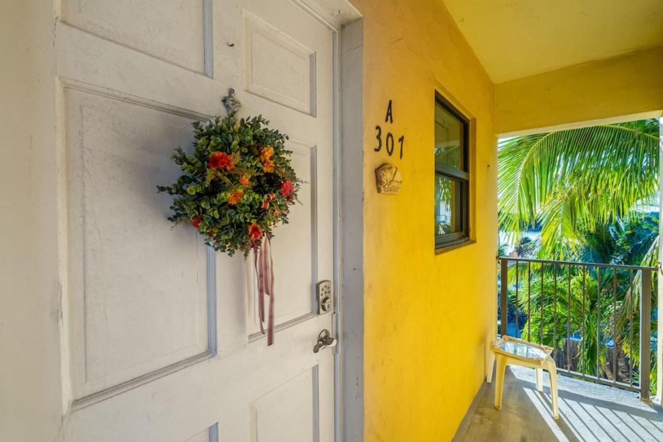 Hollywood Beachfront Apartment