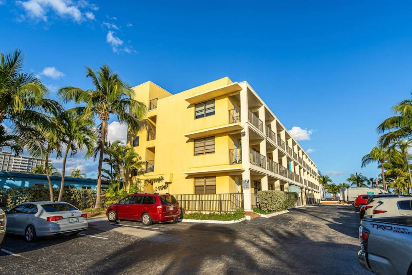 Hollywood Beachfront Apartment