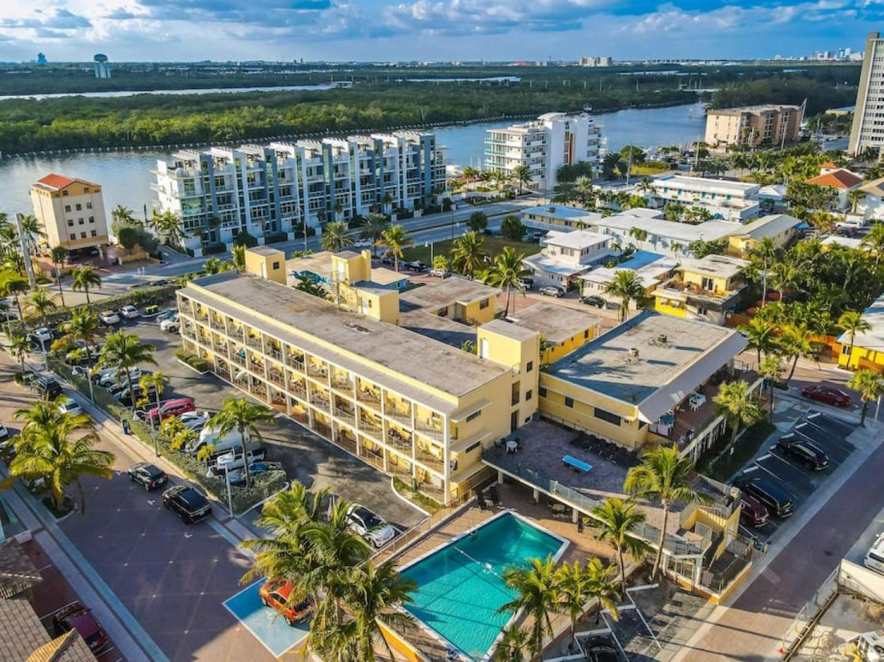 Hollywood Beachfront Apartment