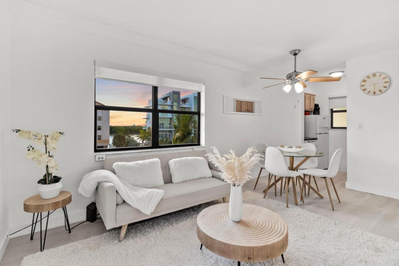 Hollywood Beachfront Apartment