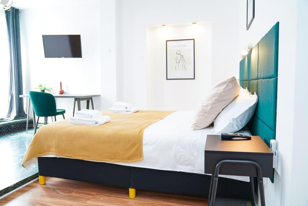 Chic Urbana: 140sqm 5-Bedroom Downtown Gem