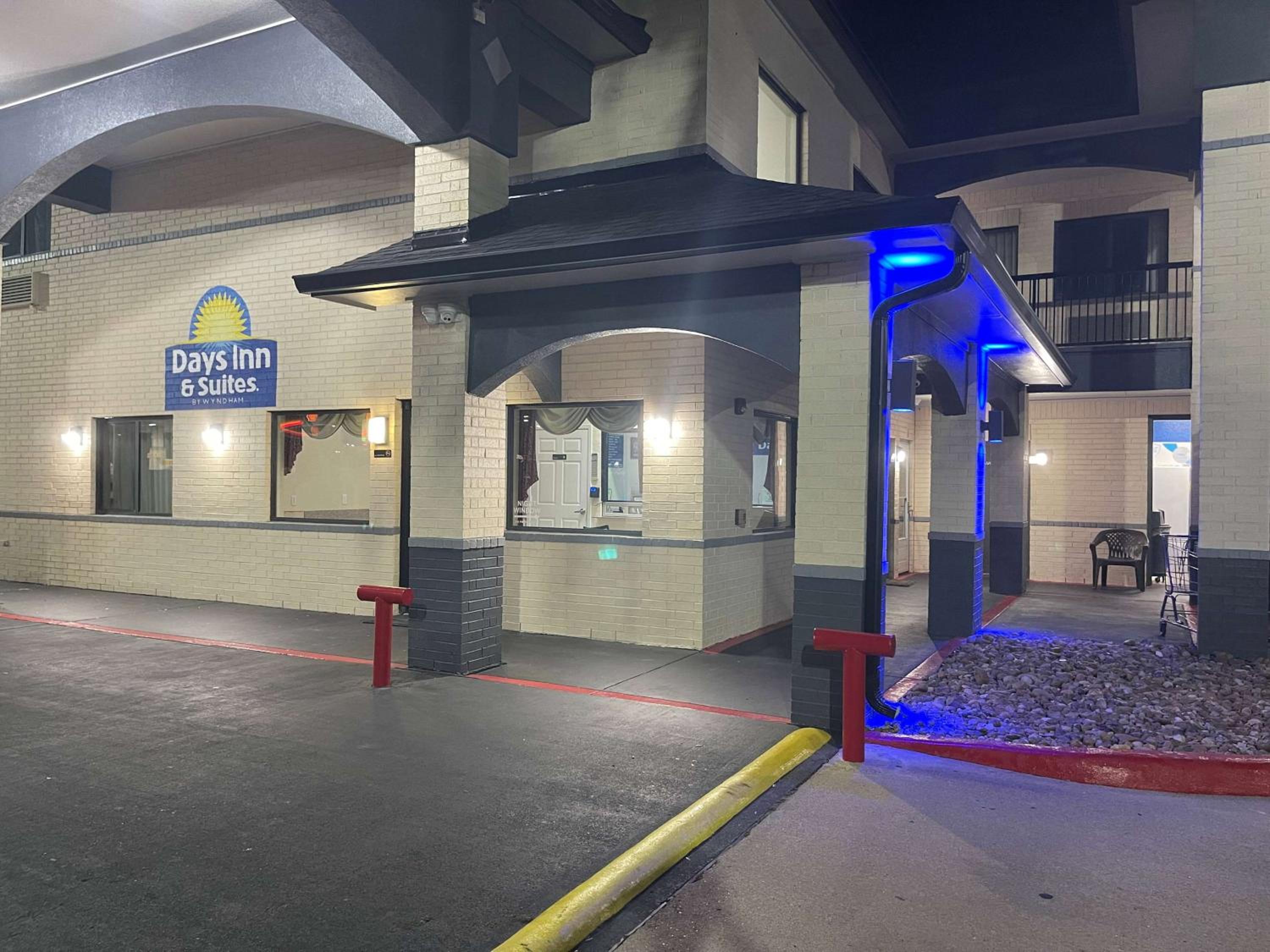 Days Inn by Wyndham Dickinson TX view 4