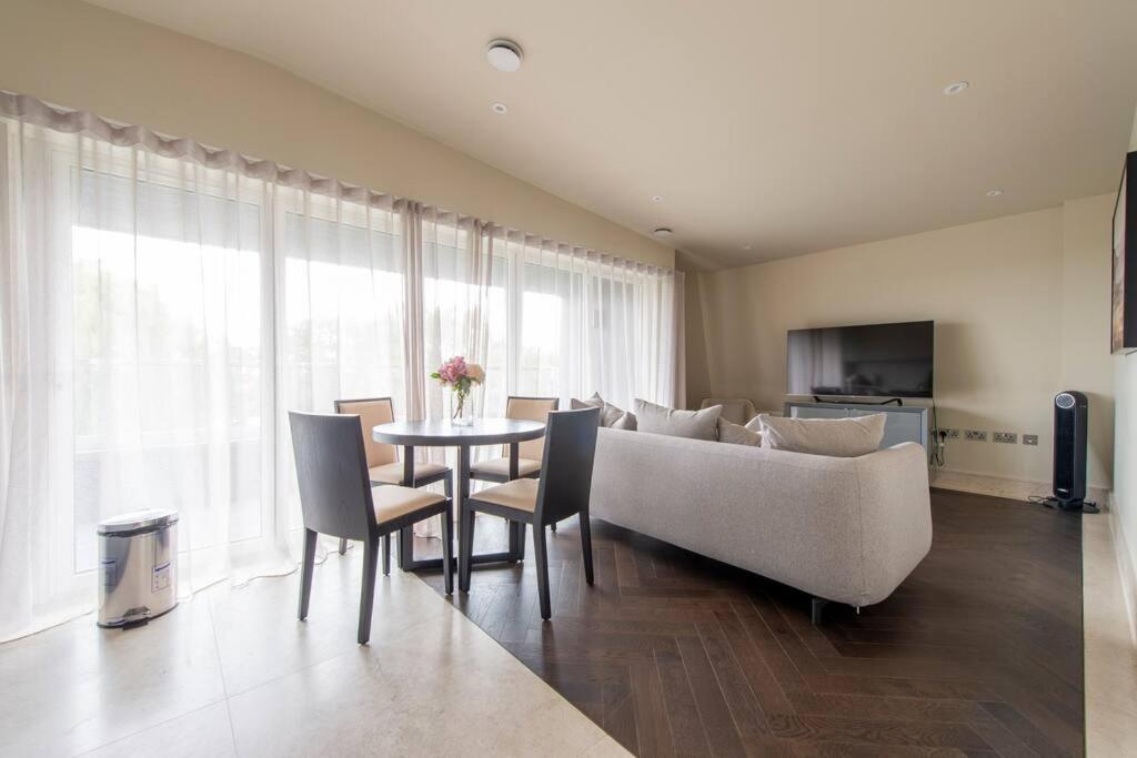 Chigwell 1BR Study Escape CHCL F9 view 2