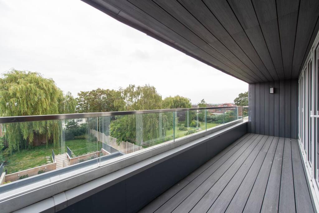 Chigwell 1BR Study Escape CHCL F9 view 3