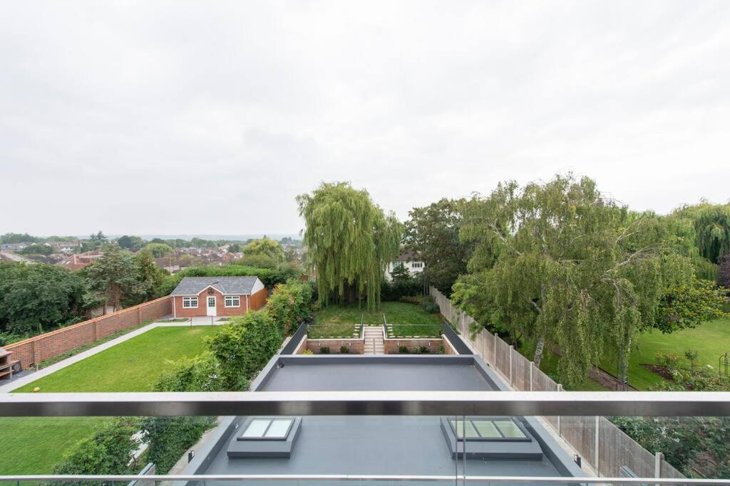 Chigwell 1BR Study Escape CHCL F9 view 4