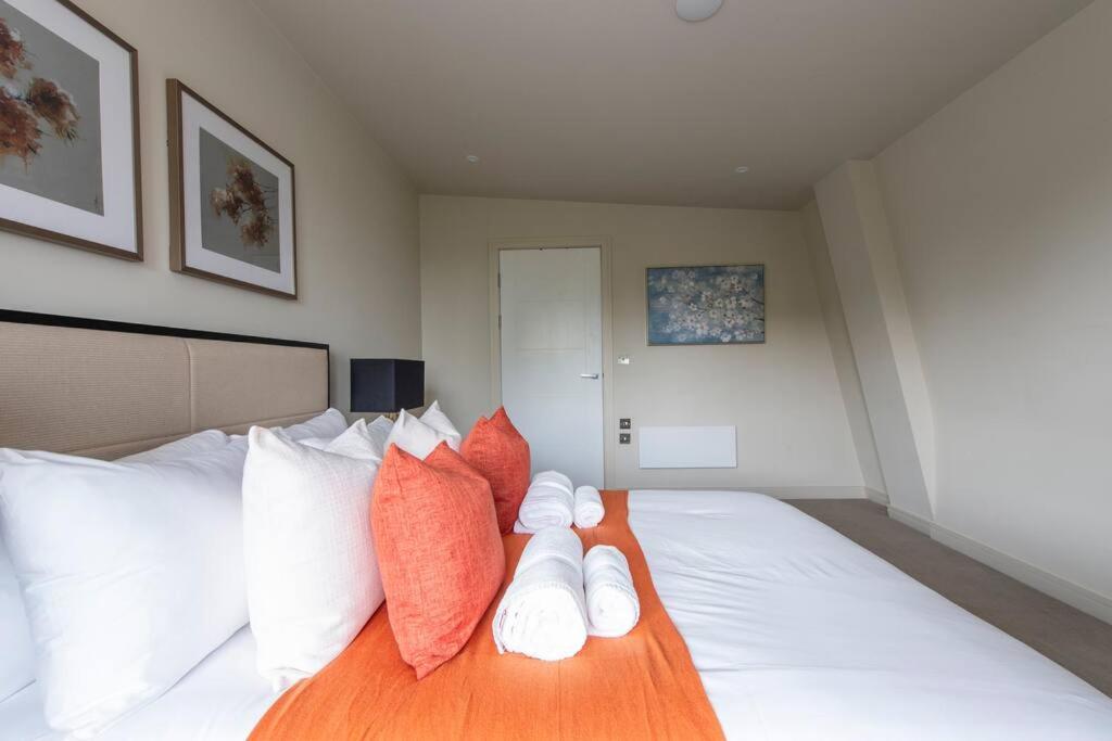 Chigwell 1BR Study Escape CHCL F9 view 5