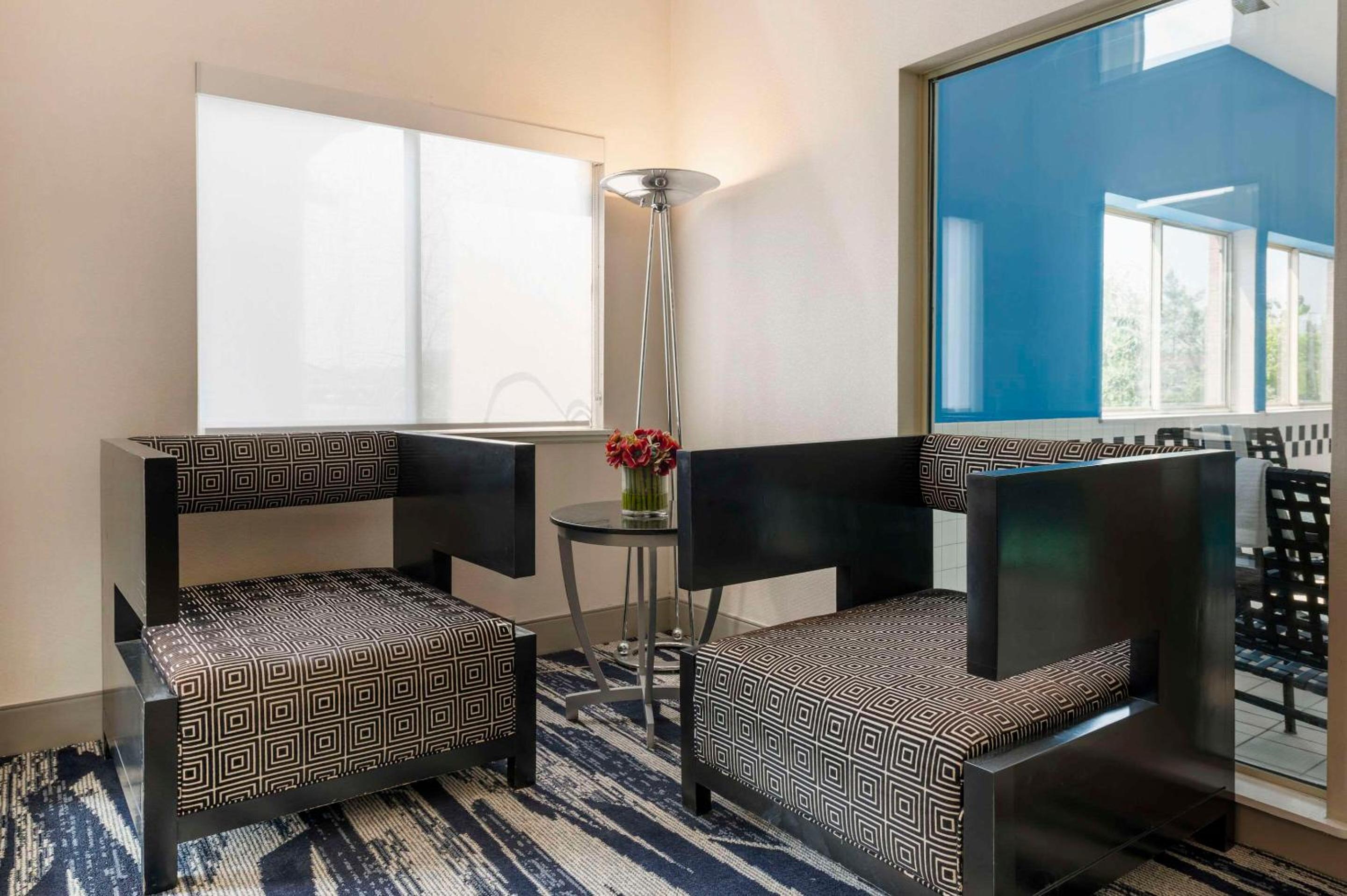 Comfort Inn Edinburgh - Columbus view 4