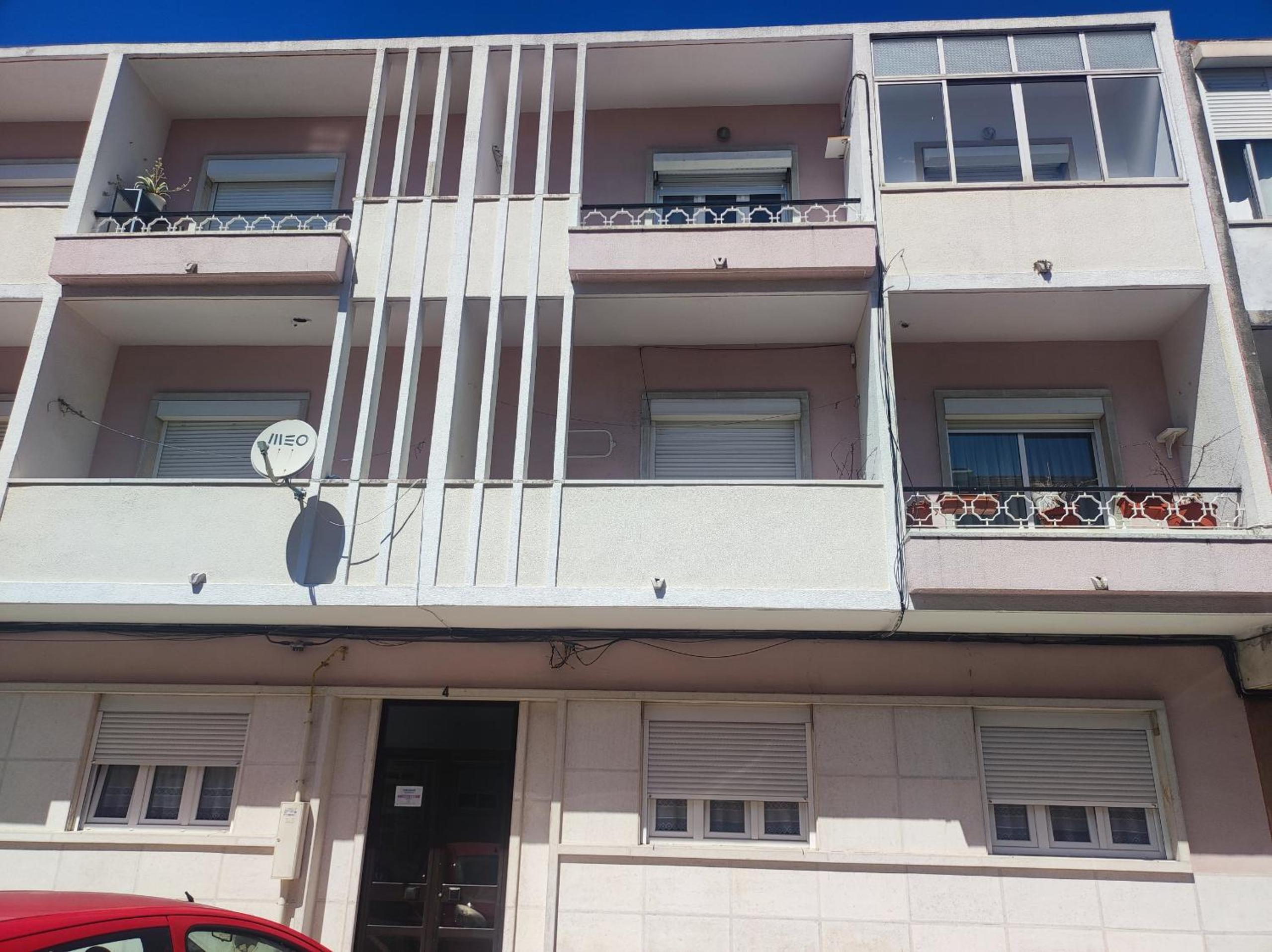 Lisbon traditional T2 with balcony in Damaia, Lisbon
