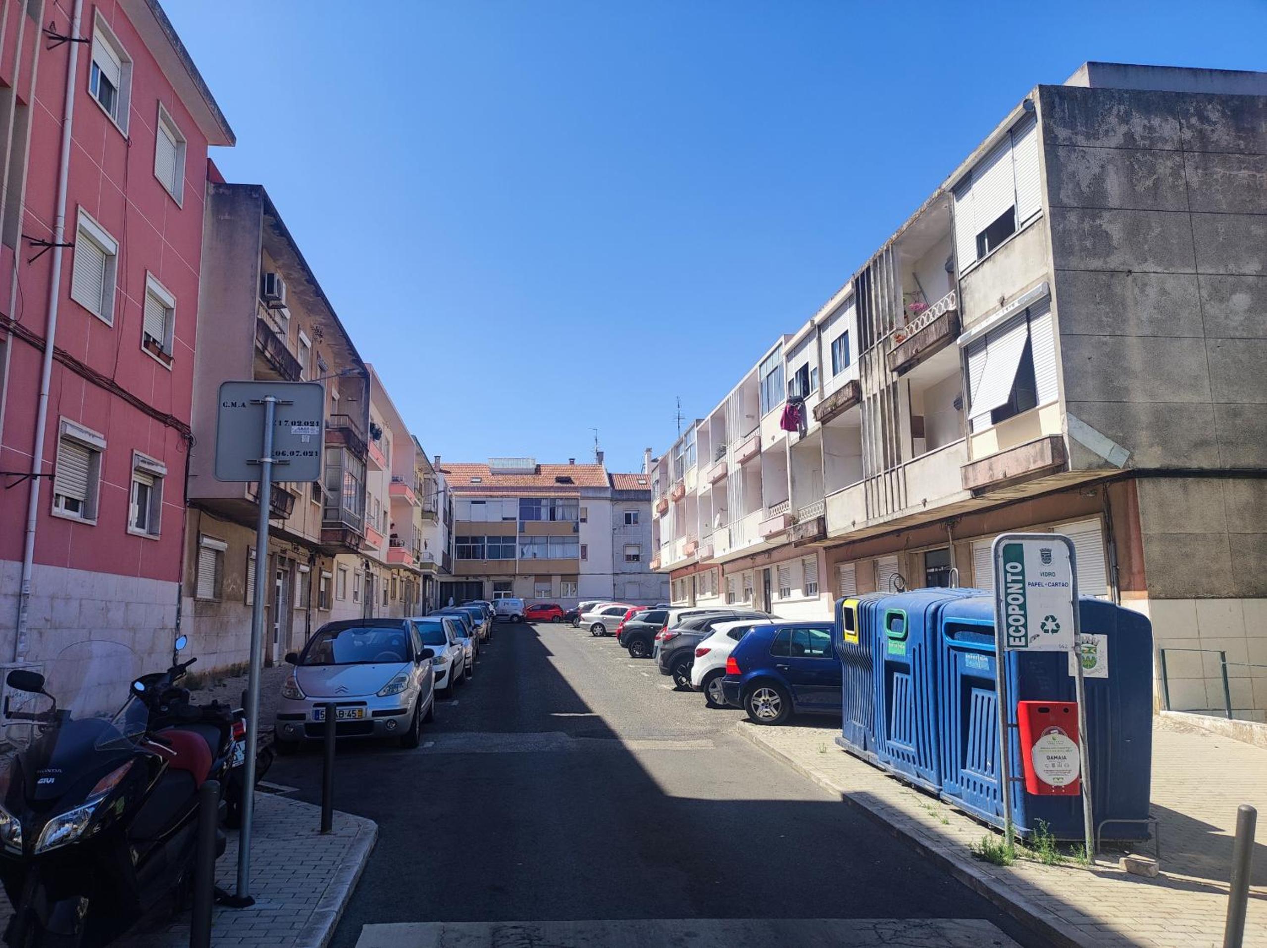 Lisbon traditional T2 with balcony in Damaia, Lisbon