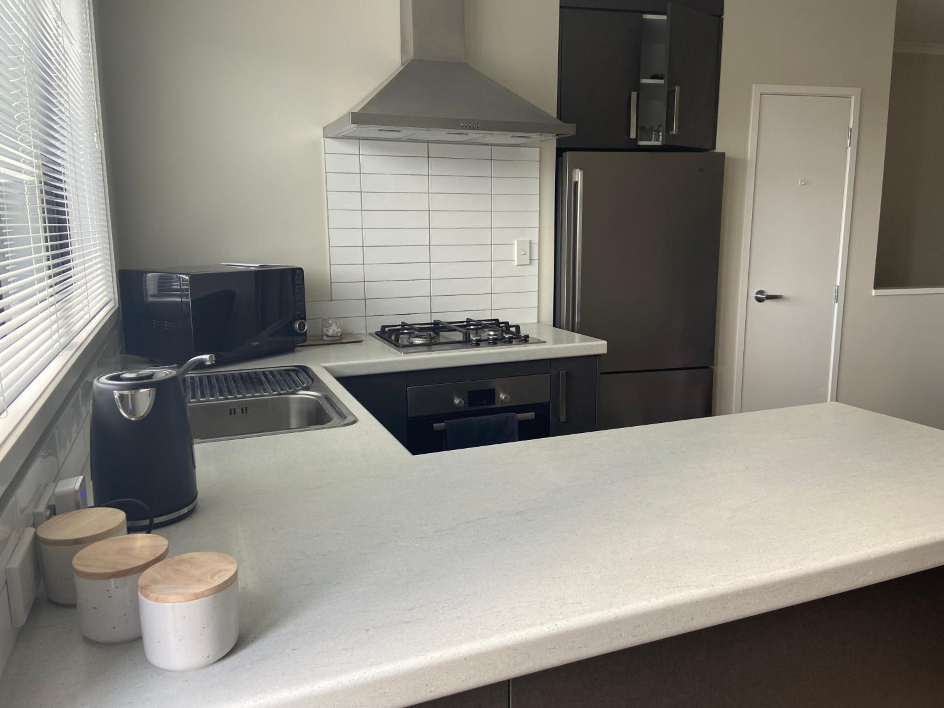 Hamilton Hospital Retreat - 2 Bedroom Townhouse Modern Warm Quiet view 4