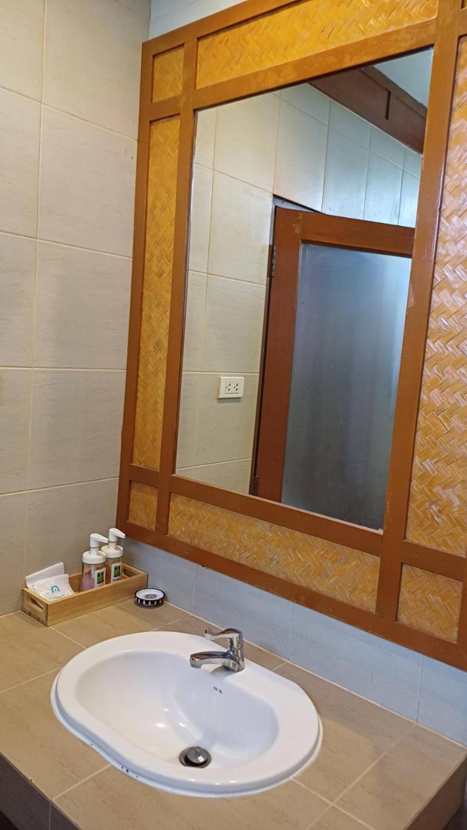 Uthai River Lake Resort