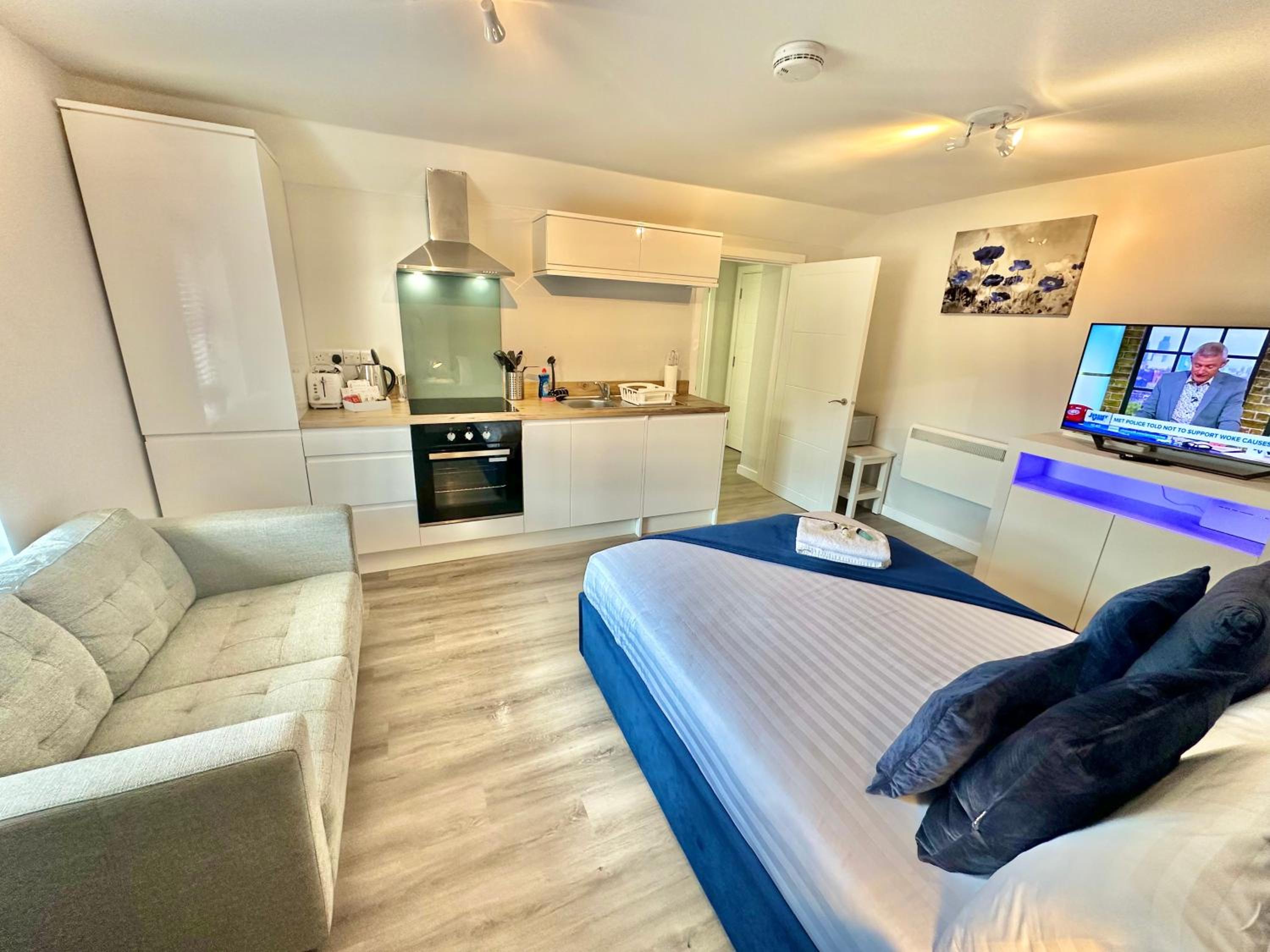 Cozy Downtown Retreat - Central Apartment with Short Walk to Beach view 5