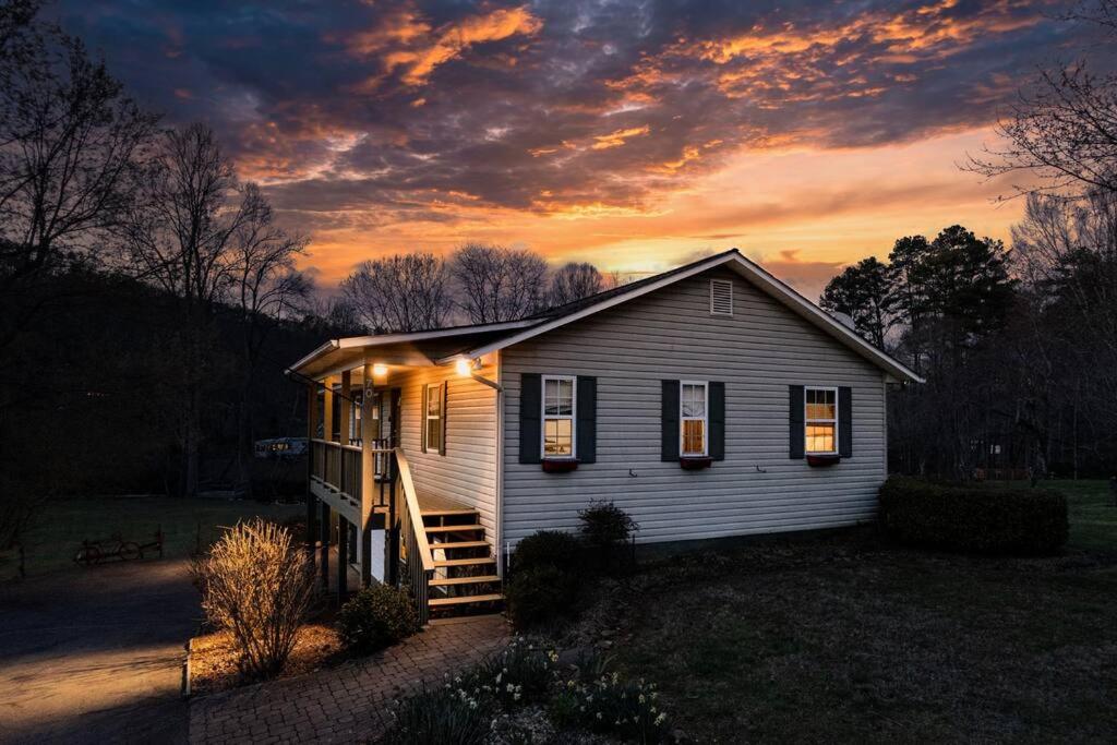 Riverbend Escape - Waterfront - Hot Tub - Game Room