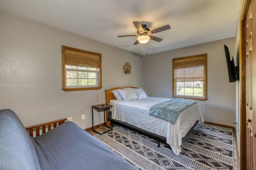 Riverbend Escape - Waterfront - Hot Tub - Game Room