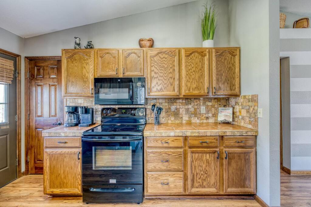 Riverbend Escape - Waterfront - Hot Tub - Game Room