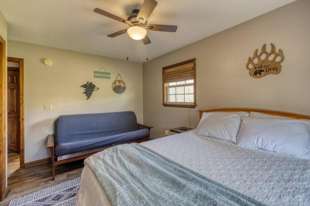 Riverbend Escape - Waterfront - Hot Tub - Game Room