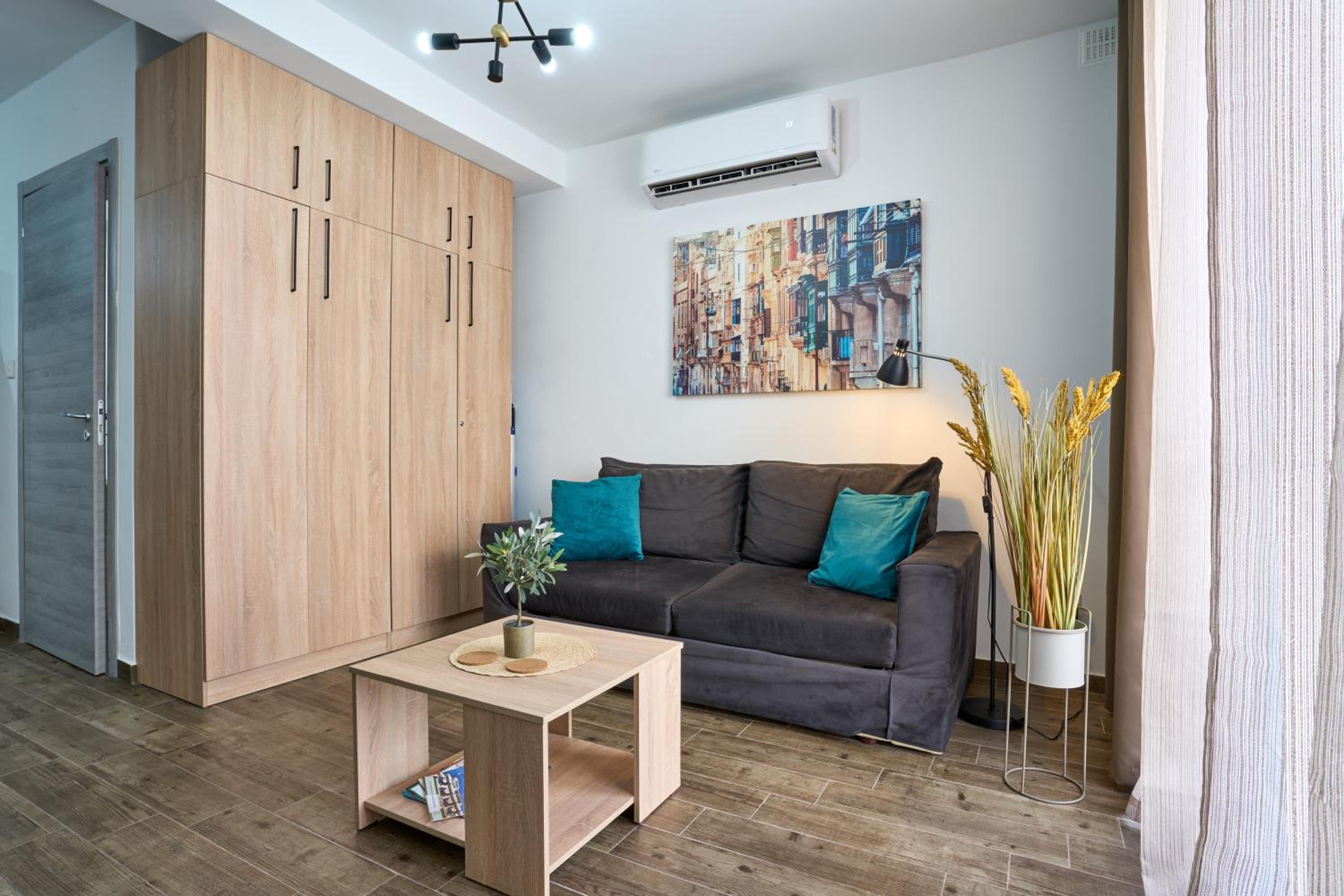 Private Apartment minutes to Sliema Malta, 2 AC's, Netflix photo 5