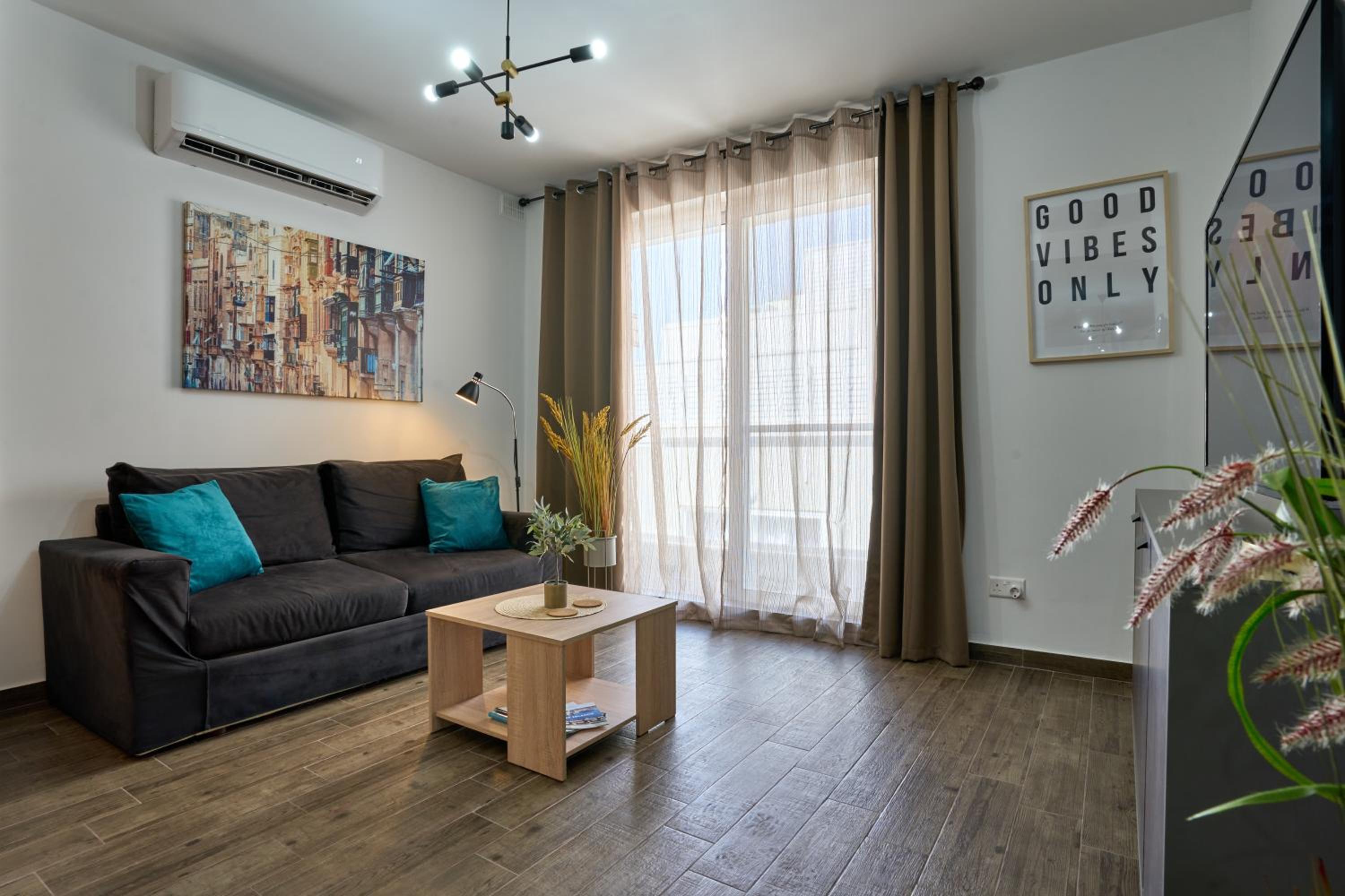 Private Apartment minutes to Sliema Malta, 2 AC's, Netflix photo 3