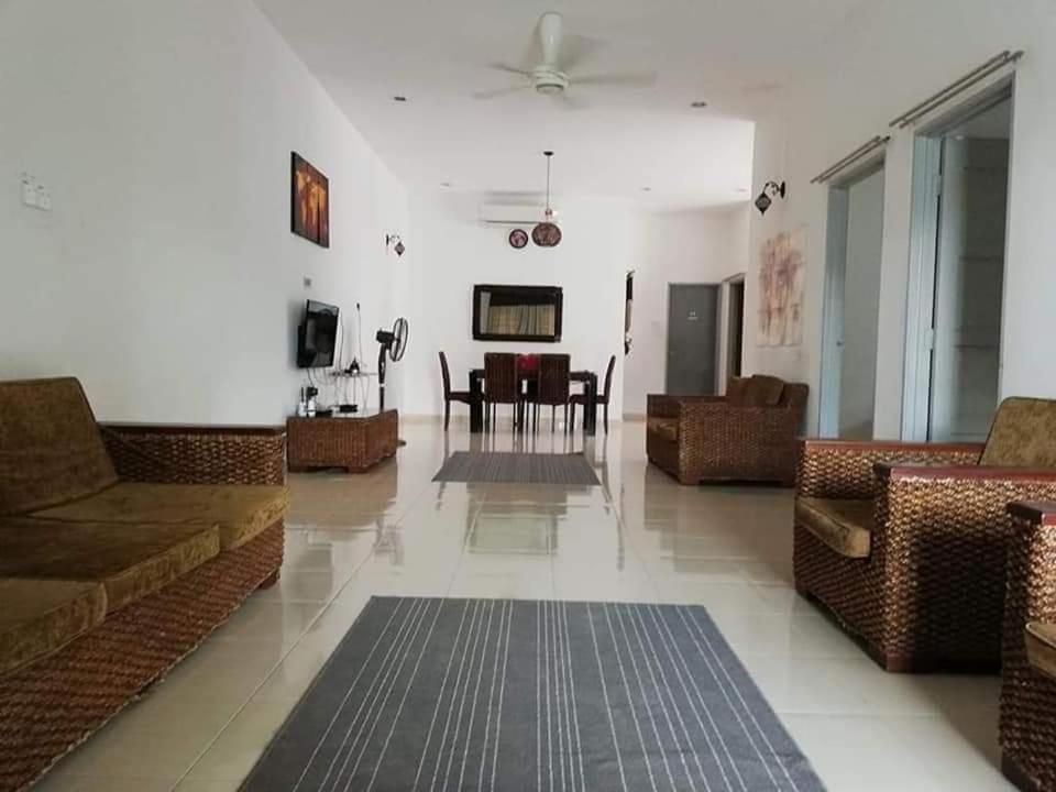 3 rooms and hall with airconditioner in Muar Town photo 1
