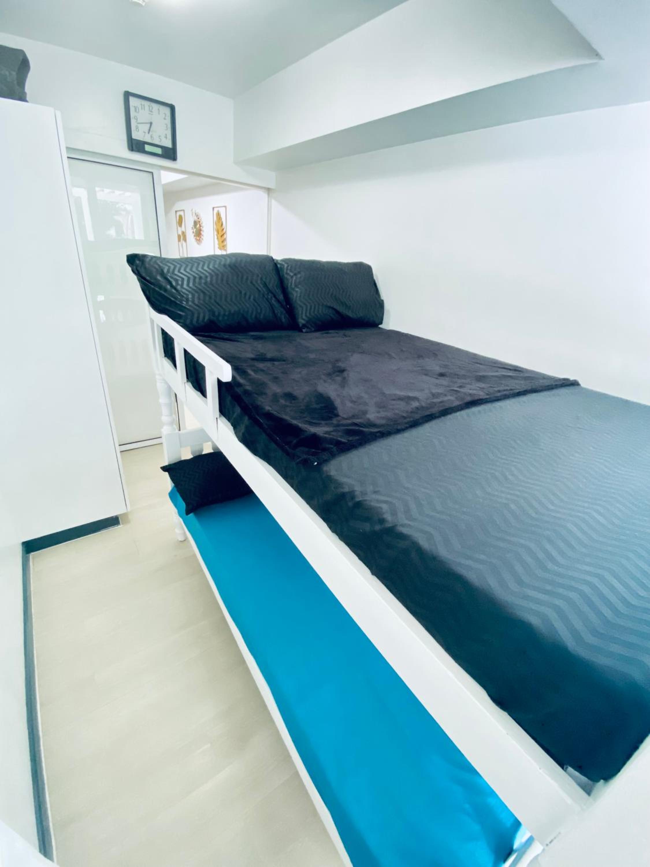 Azure Urban Staycation 2Bedroom Unit near NAIA AIRPORT and SM view 3