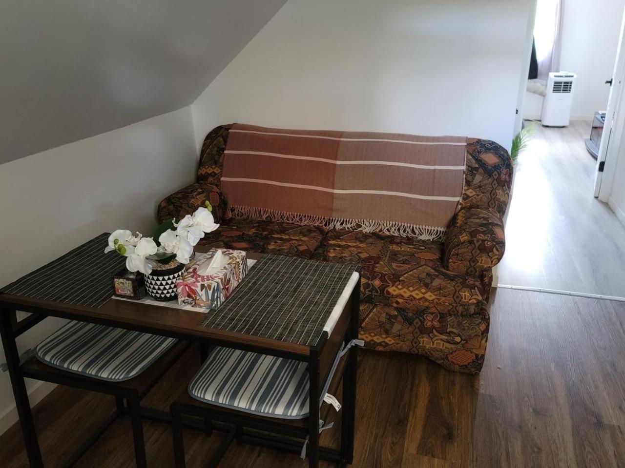 Comfy 1 bdrm apartment close to highway