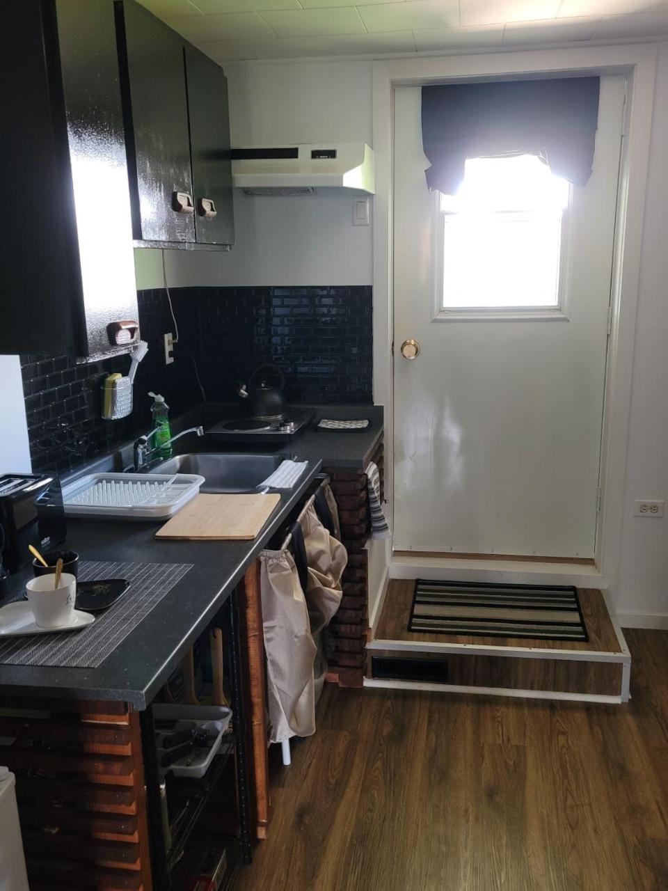 Comfy 1 bdrm apartment close to highway