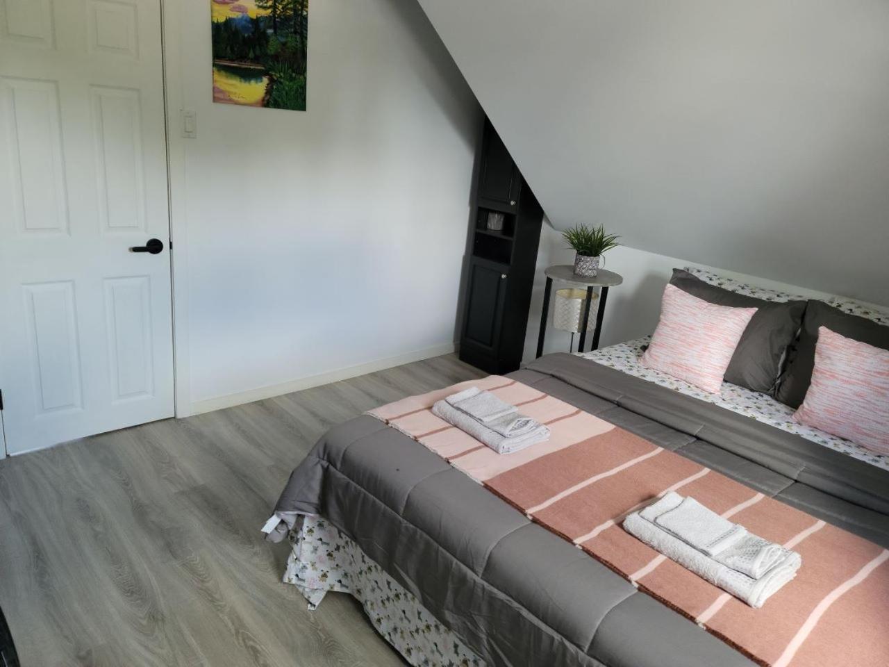Comfy 1 bdrm apartment close to highway