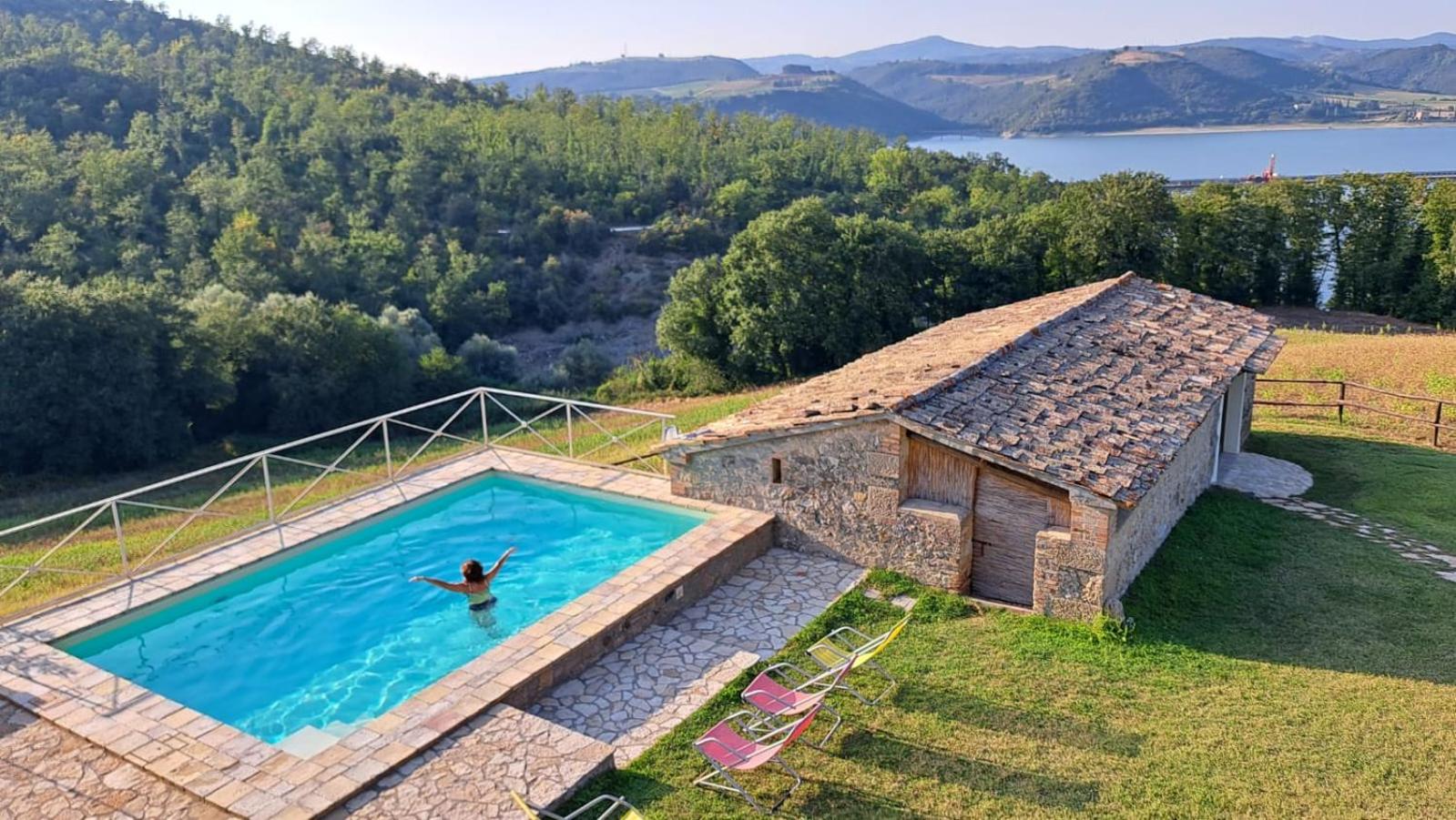 SCAPPO IN UMBRIA, casale al lago