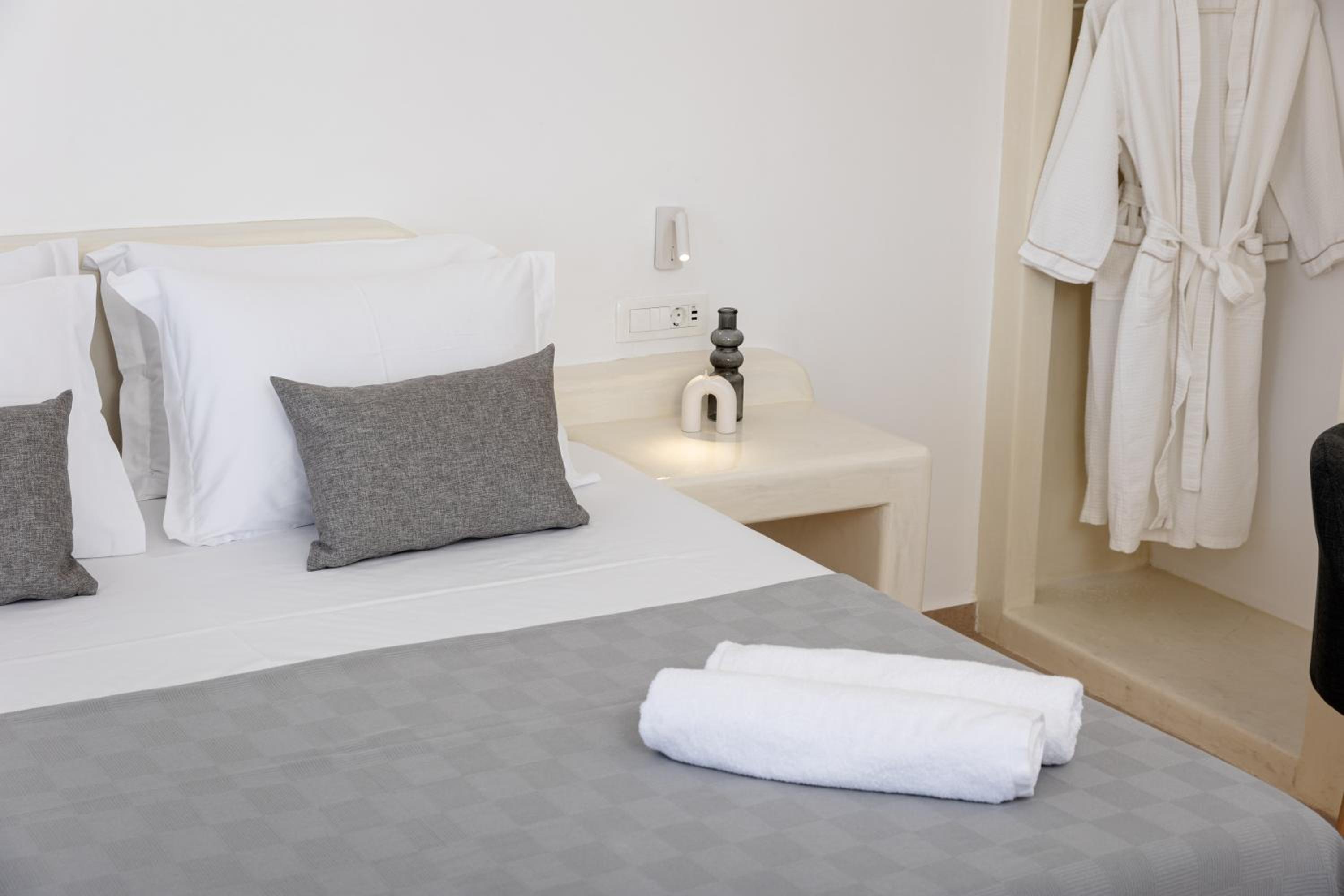 Theophrasti Suites