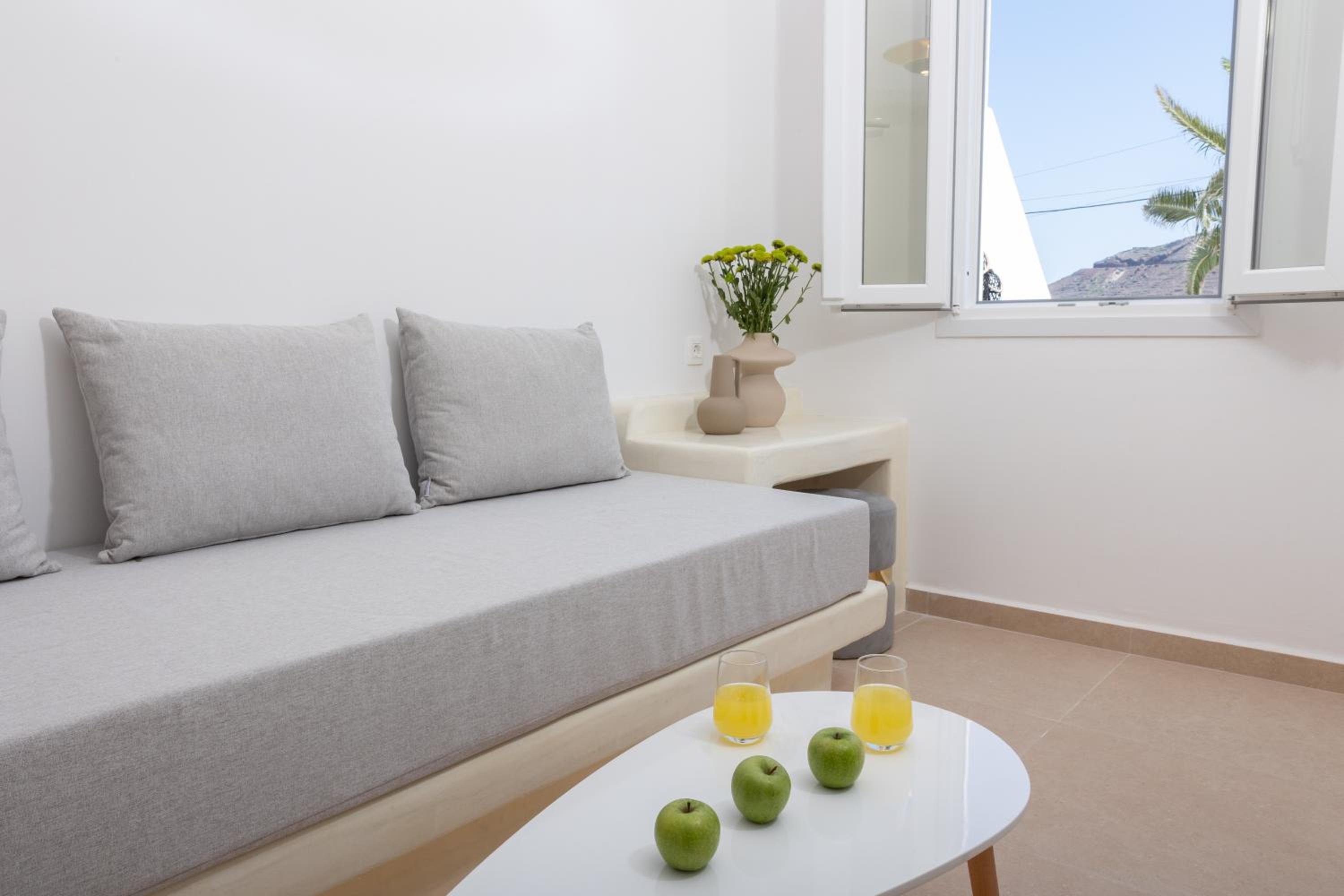 Theophrasti Suites