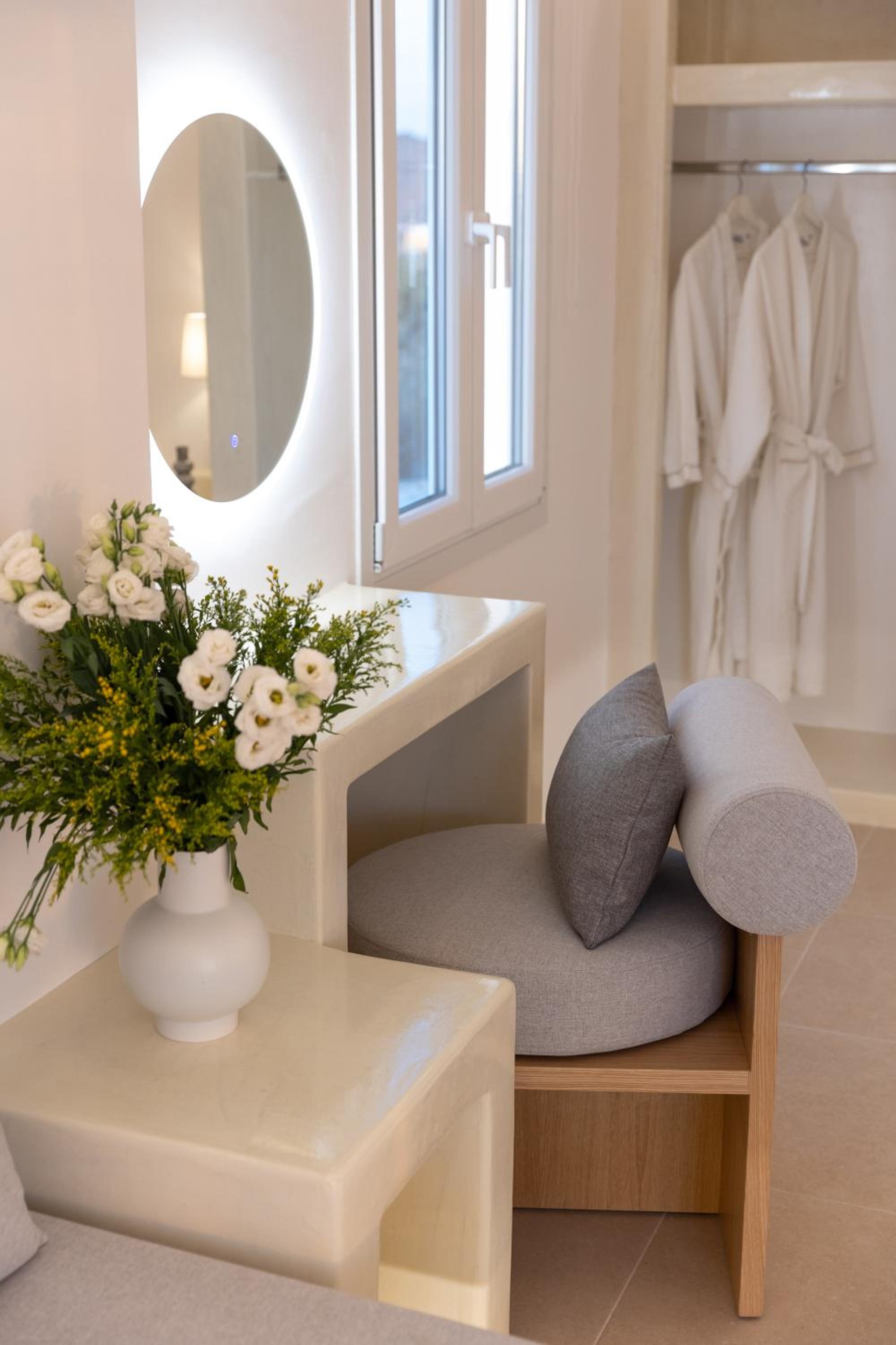 Theophrasti Suites