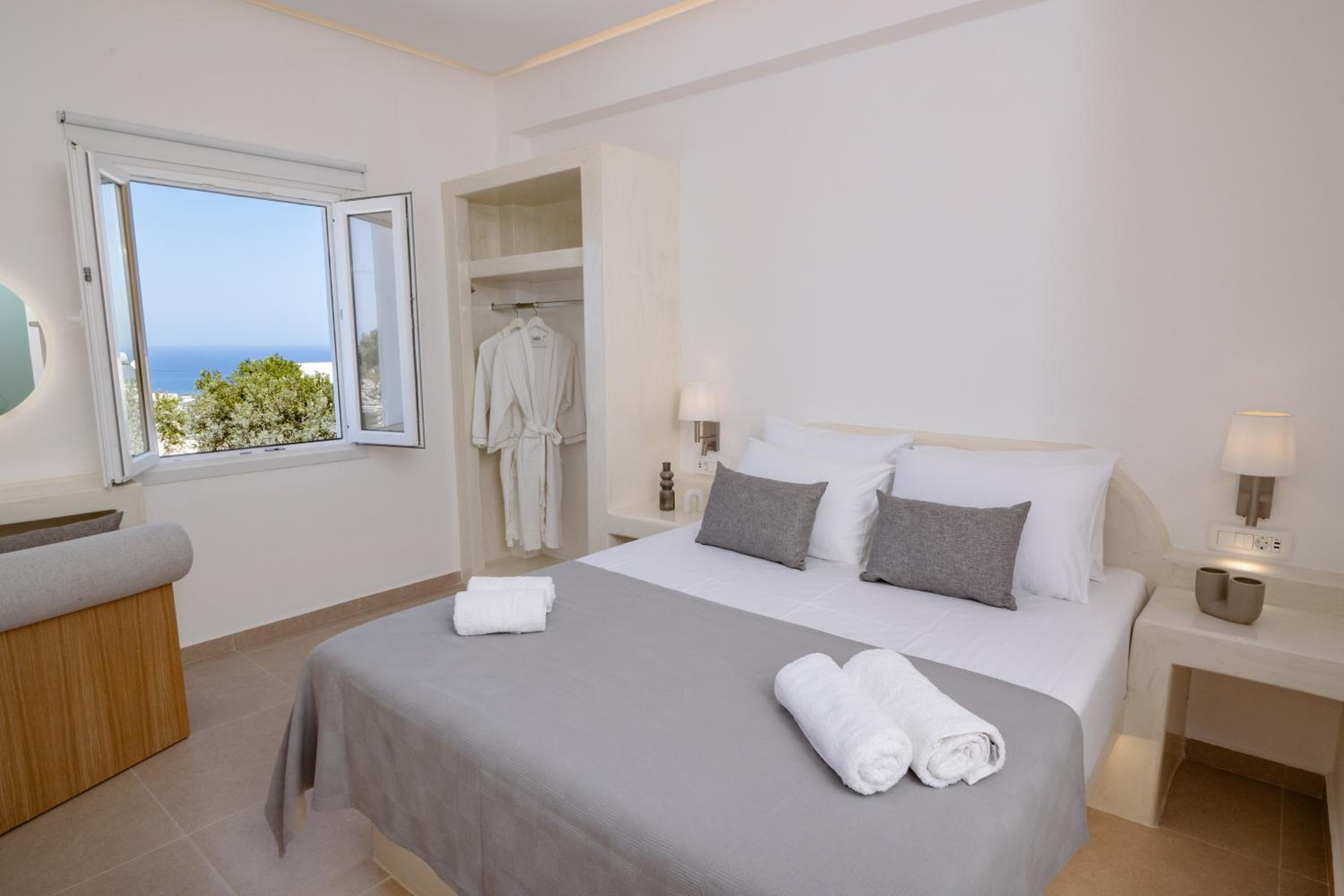 Theophrasti Suites