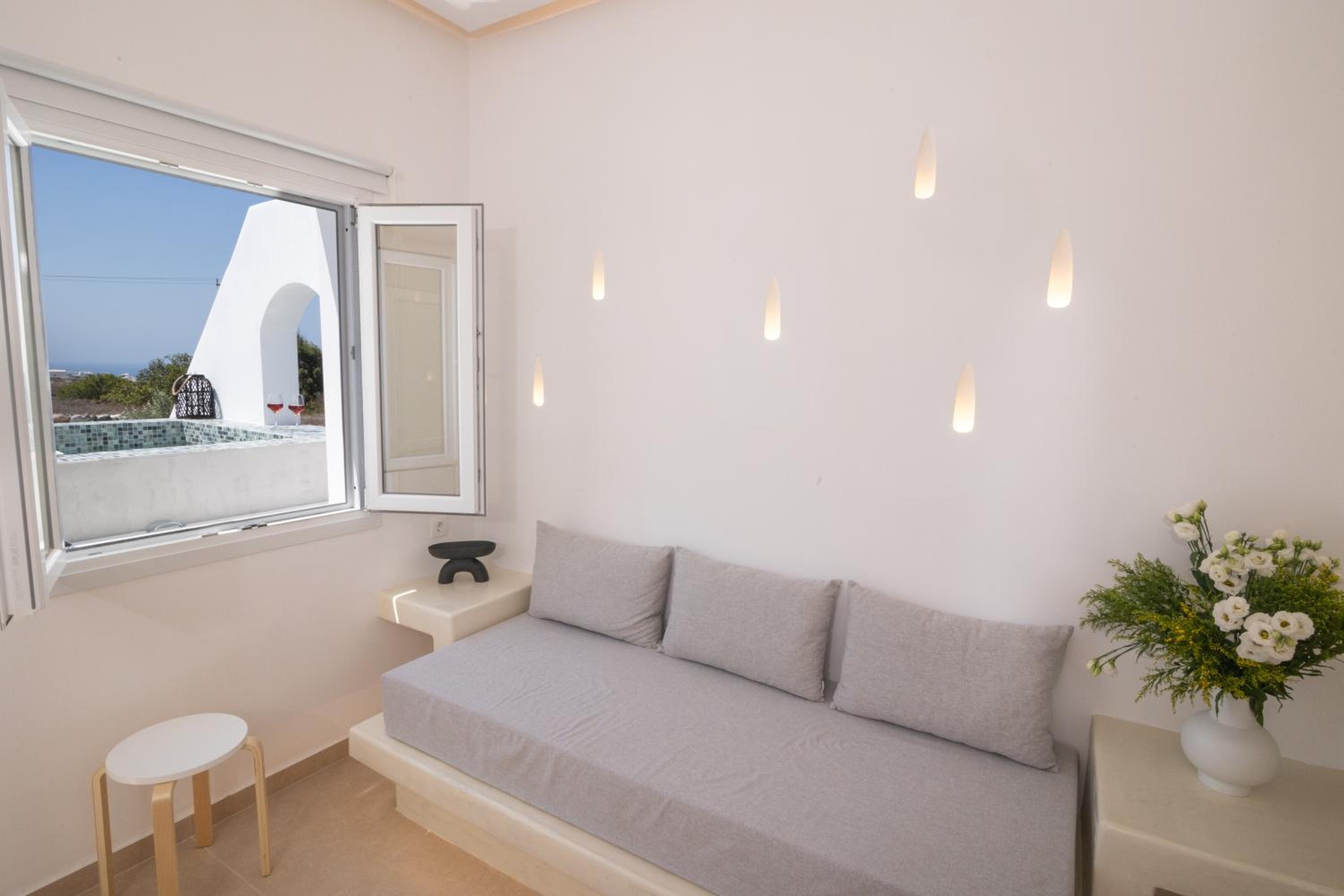 Theophrasti Suites